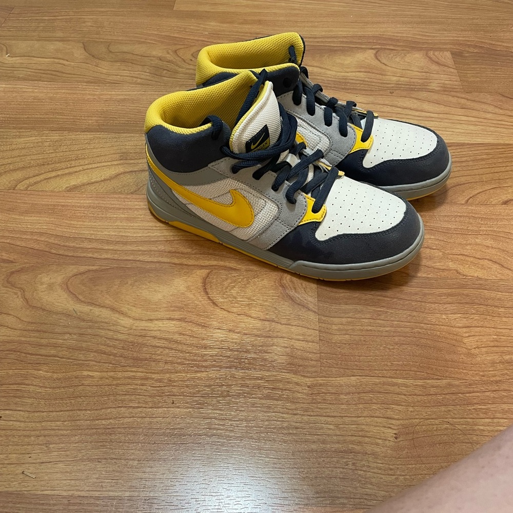 Nike Mogan Sneakers